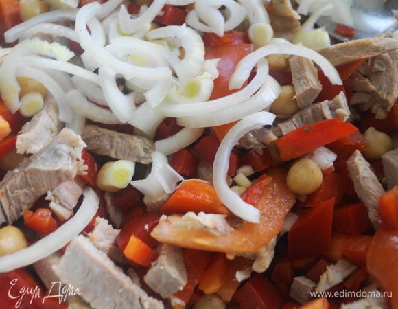 Нарезать отварное мясо соломкой, а репчатый лук тонкими полукольцами и добавить к салату. Свинину лучше использовать постную.