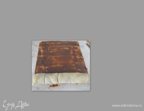 Тесто должно быть белое, как только по краю начнёт чуть зарумяниваться, вынимайте. Достать из духовки и выложить на влажное полотенце. Обрежьте зарумянившиеся концы. Поставьте следующий лист выпекаться. Теперь быстро нанесите крем на тесто и аккуратно сверните в рулет. Второй лист смазать кремом и на край выложить первый рулет и вместе с ним заворачивайте второй лист. Получился рулет один в другом.