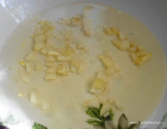 Для заправки смешать подсолнечное масло, лимонный сок и бальзамический уксус, посолить, добавить мелко нарезанный чеснок или пропущенный через пресс.