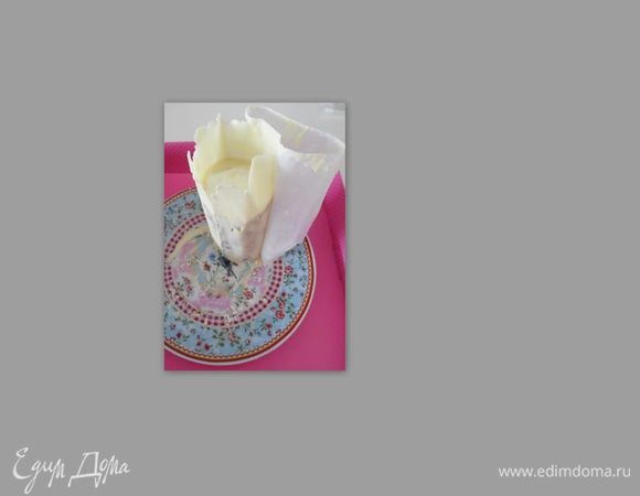 В это время займёмся шоколадом. Растопить шоколад, намазать на вырезанную полоску и подождите 2 минуты, когда шоколад чуть остынет. Достаньте рулет и оберните бумагой с шоколадом, убрать в холодильник на 1 часа, затем осторожно снимите бумагу и верните рулет в холодильник.