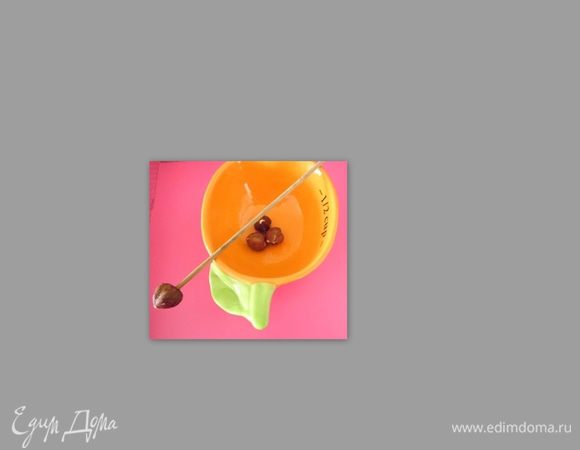 Растопите сахар, приготовьте орехи на палочки.