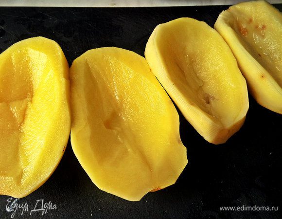 Картофель берём очень крупный, делим пополам, вырезаем серединку. Вырезанное пойдёт на суп, а пока залейте водой и поставьте в холодильник.