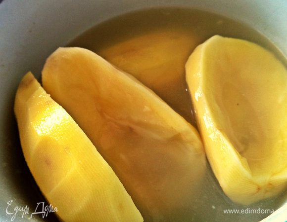 Отвариваем в подсоленной воде почти до готовности. На отваре я потом делала блины.