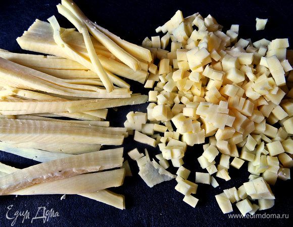 Ставим вариться параллельно рис (всего хватит одного варочного пакетика) и измельчаем сыр. Можно и натереть, но у меня были уже пластинки и я их измельчила!