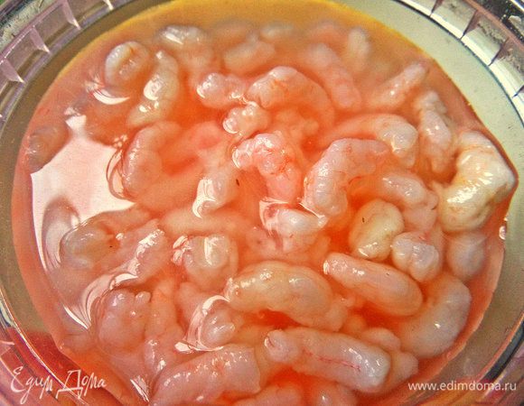 Креветки вынимаем из рассола,даём стечь, можно разрезать, но у меня были мелкие.