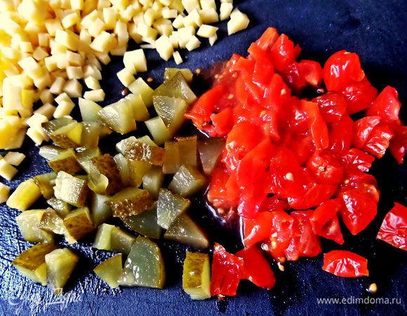 Огурец, помидор измельчаем.