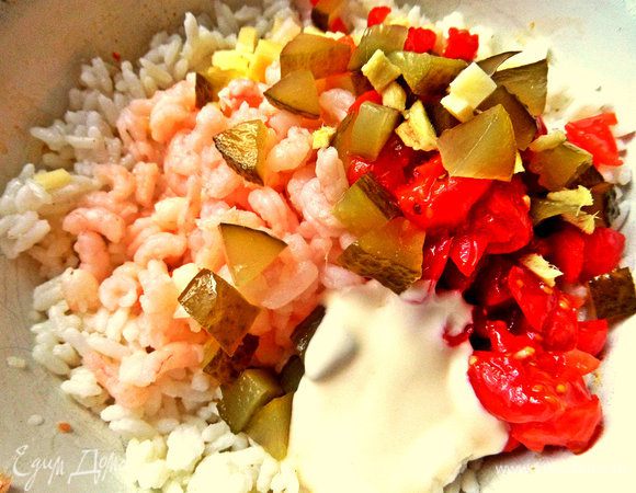 Высыпаем тоже в начинку, майонез или сметану для связки.