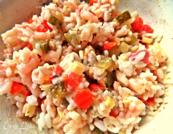 Перемешиваем, солим, перчим, хмели-сунели можно добавить для аромата. Получился уже вкусный пикантный салатик, где все любимые продукты!