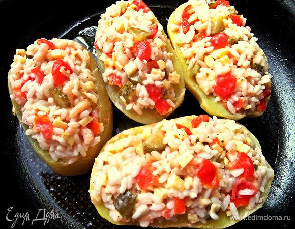 Даём стечь картофельным лодочкам и утрамбовываем плотно в них начинку с горкой. Ставим на смазанную форму.