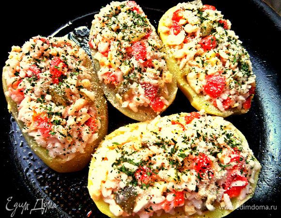 Посыпала верх сухарями и петрушкой и поставила запекаться в разогретую духовку до 180-200 градусов минут на 25-30, пока не появится сверху корочка, но и смотрите, чтобы снизу картофель не подгорел!