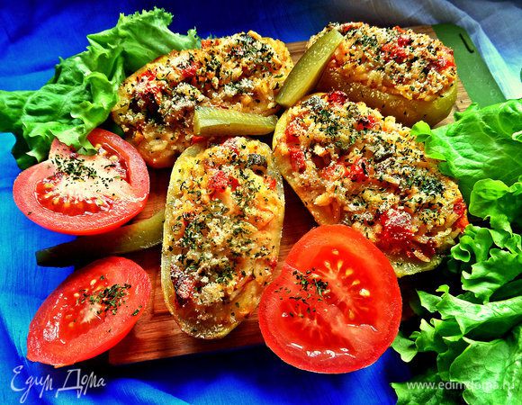 Подаём в горячем виде со свежей зеленью и овощами.