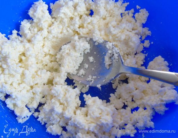 Творог хорошо растереть со сливочным и растительным маслом.