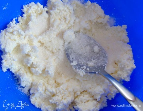 Добавить сахар, перемешать.