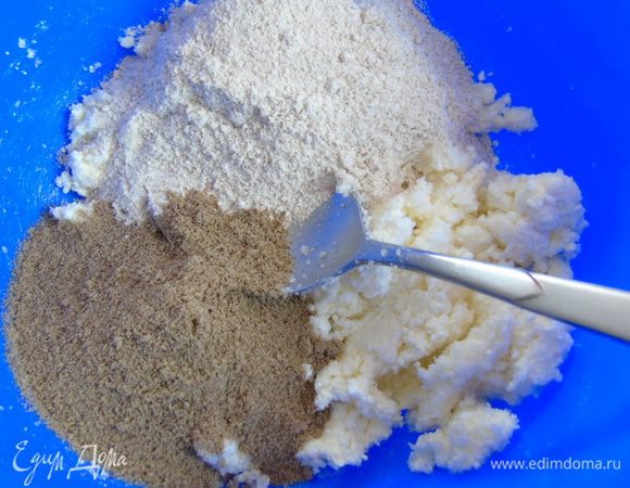 Добавить муку двух видов и разрыхлитель. 