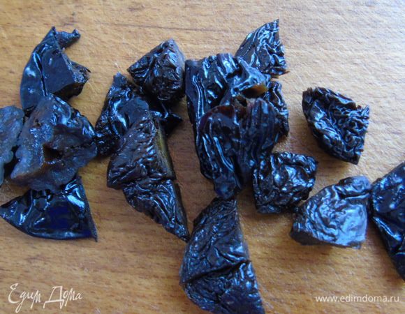 Чернослив порезать на кусочки.