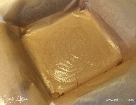 Духовку разогреть до 175 градусов. Форму приблизительно 20х20 см смазать сливочным маслом, застелить двумя пергаментными листами крест на крест (потом брауни просто будет вытянуть из формы).