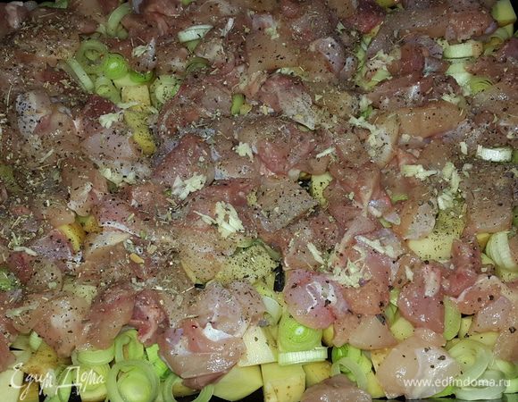 Бедрышки у меня были куплены уже без кожи и костей. Я просто помыла их, убрала жир и нарезала небольшими кусочками. Курицу выкладываем на картофель с луком. Выдавливаем чеснок, солим, перчим, посыпаем сушеным базиликом. Далее выкладываем сыр лабне и руками тщательно все перемешиваем (забыла сфотографировать). Ставим в холодную духовку на нижний уровень и включаем на 180С. Примерно через 15 минут достаем, перемешиваем и переставляем на верхний уровень. Запекаем еще минут 15.