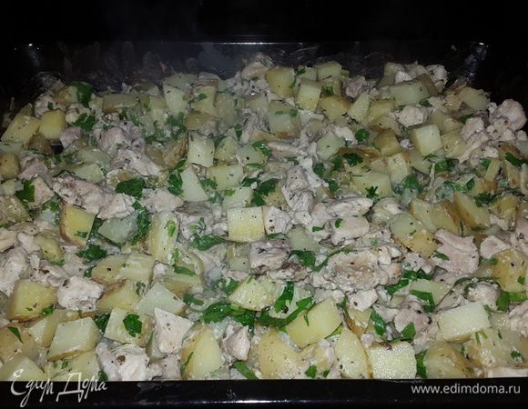 Затем достаем, посыпаем мелко-нарубленной петрушкой, снова перемешиваем, прибавляем жару до 200 С и запекаем ещё минут 7. 