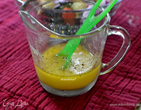 Выжать сок из половинки апельсина и половинки лайма. Смешать все для заправки в емкости. Горчица идет желтая.