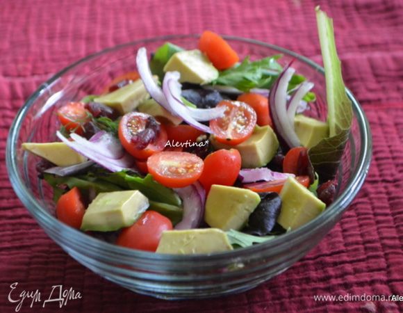 Листья молодые салатные смесь или шпинат молодой промыть, выложить в блюдо. Лук красный порезать тонко, помидорки черри разрезать на половинки. авокадо очистить и нарезать кубиками или дольками.