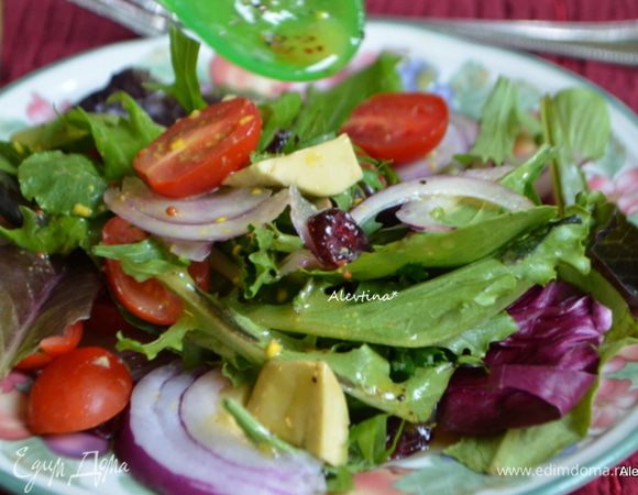 Добавить сушеную клюкву. Сбрызнуть заправкой и подаем к столу.