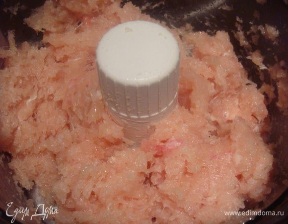 Куриное филе помыть, порезать на кусочки и в мясорубке или в кухонном комбайне сделать фарш.
