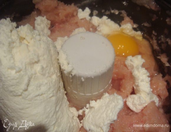 Смешать фарш с творогом, добавить яйцо, зелень, посолить и поперчить.