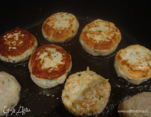 Мокрыми руками формируем небольшие котлетки. Жарим в сковороде с обеих сторон до румяной корочки, на небольшом огне, чтобы хорошо прожарились.