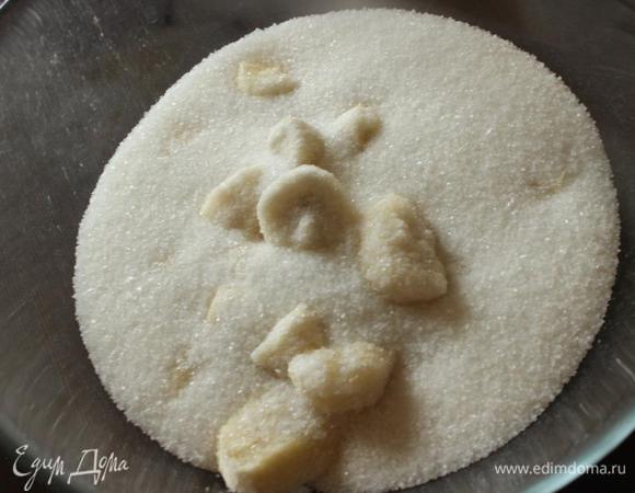 Разогреваем духовку до 180 градусов.
Бананы берем свежие (не переспелые!) комнатной температуры. У меня ушли 3 небольших штуки.
Масло также заранее достанем из холодильника.
Разминаем бананы с сахаром в пюре. Можно вручную, но я делала это в комбайне.
