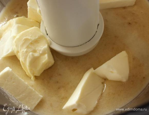 Добавляем сливочное масло и взбиваем массу до полной однородности. 
Автор использовал миксер, я весь процесс осуществляла при помощи кухонного комбайна.
