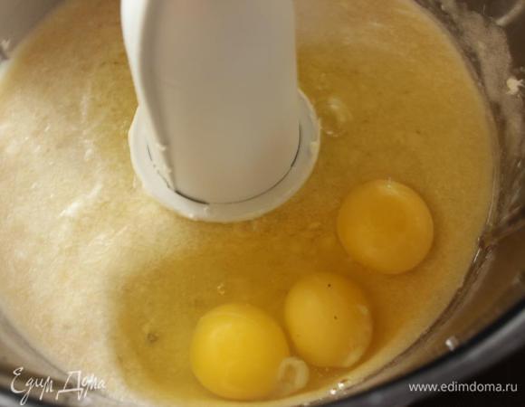 Затем добавляем яйца. У меня ушли ровно 3 яйца категории С-2. 
Опять тщательно взбиваем.

