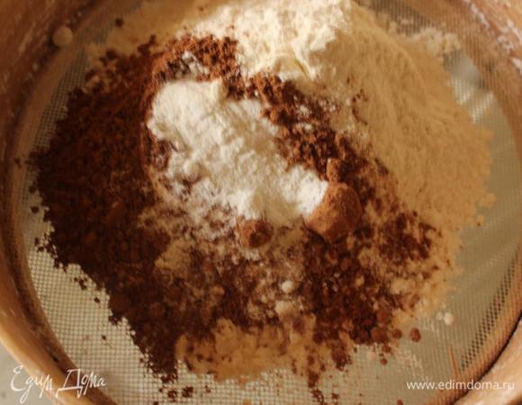 Просеиваем в миску муку, какао и разрыхлитель.  