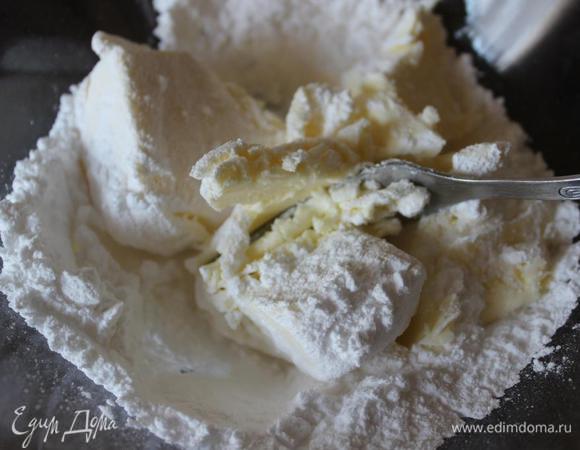 Отдельно взбиваем мягкое масло с сахарной пудрой (я взбивала просто вилкой).