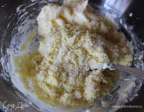 Добавляем к маслу миндальную муку (можно просто молотый миндаль) и желтки. По желанию сыплем маленькую щепотку соли. Перемешиваем. 