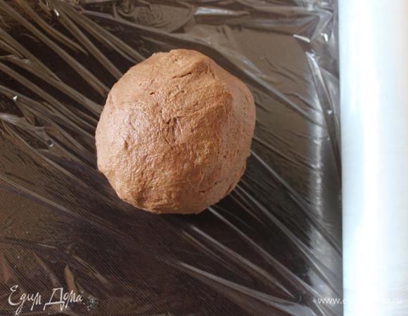 Затем соединяем масляную смесь с мучной и замешиваем тесто. Оно получится очень мягким. 
Заворачиваем его в пленку и отправляем на 1 час в холодильник. 