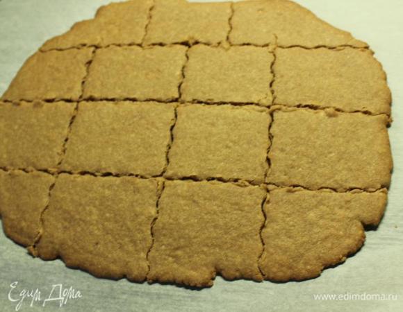 Вынимаем из духовки и сразу же разрезаем (пока горячее) на печенье желаемой формы и размера. Я просто разрезала фигурным ножом. На фото партия из 1/2 ингредиентов, поэтому их так мало. Можно вырезать формочкой или просто стаканом, а "обрезки" пустить "в дело" позже (на декор, посыпку десертов и т.д.).
Даем полностью остыть и приобрести нужную структуру.
По желанию декорируем (у меня сахарная пудра). 
И приятного!