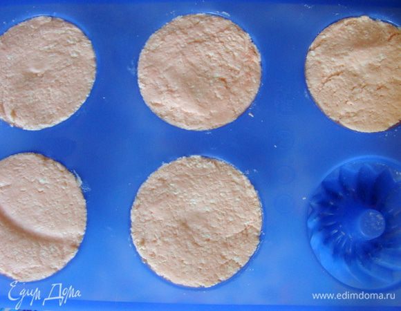 Смешать глазурь с творогом, распределить по силиконовым формочкам.
Убрать у холодильник на несколько часов.