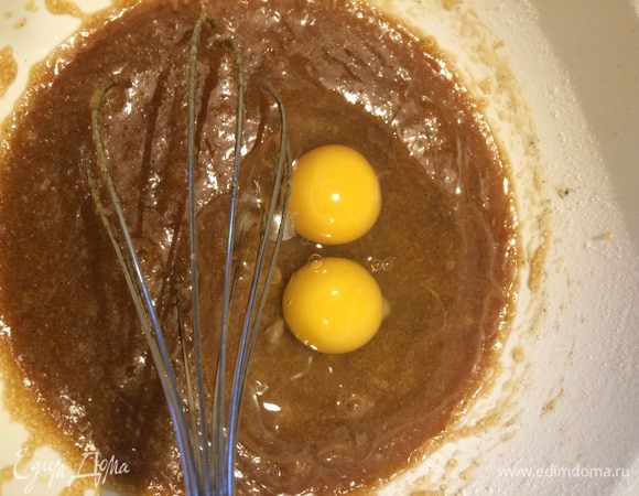 Сливочное масло растопить любым удобным для вас способом. 
Сахар и соль соединяем в миске и вливаем к ним наше жидкое масло, помешивая, так они, как любят сейчас все говорить, "очень подружатся" :). 
К ним же отправляем ванильный экстракт, яйца и снова взбиваем до однородности. 