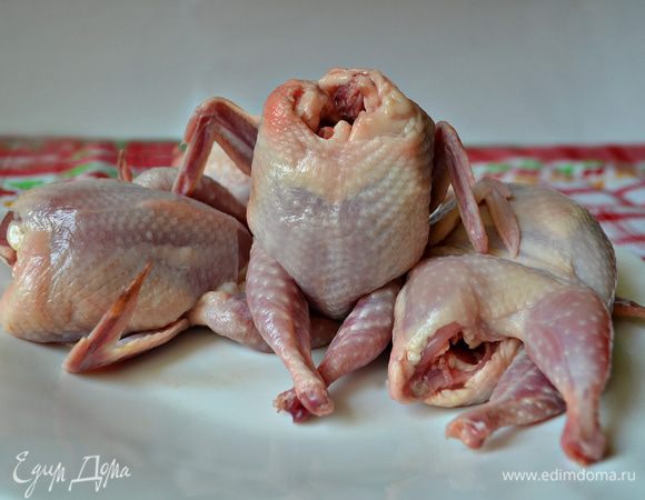 Подготовить тушки четырёх перепёлок (по весу получилось 670г). Промыть и обсушить их бумажными полотенцами. 