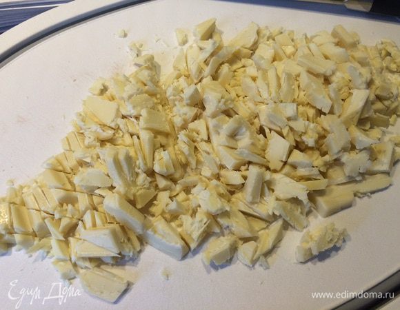 Рубим шоколад... Не есть! Опасный этап для ингредиентов. Если с самоконтролем не очень, покупайте с запасом :)