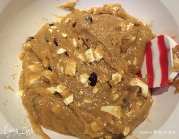 Вмешиваем уже ложкой или лопаткой в тесто клюкву и шоколад.
