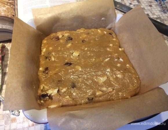 Смесь выкладываем в форму, разглаживаем лопаткой (опять же не есть! :))
Запекаем 35-40 минут и ...