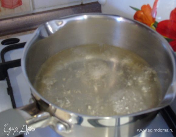 В сотейник влить воду, растительное масло, всыпать сахар и по щепотки соли и ванильного сахара. Довести до кипения. Остудить до теплого состояния.