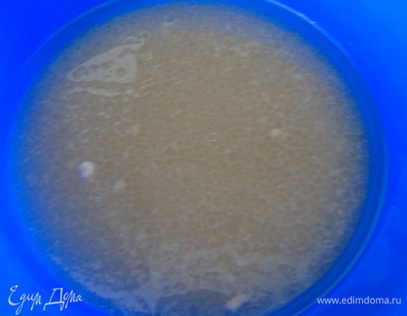 В раствор положить дрожжи и развести. Дать постоять 5 минут.