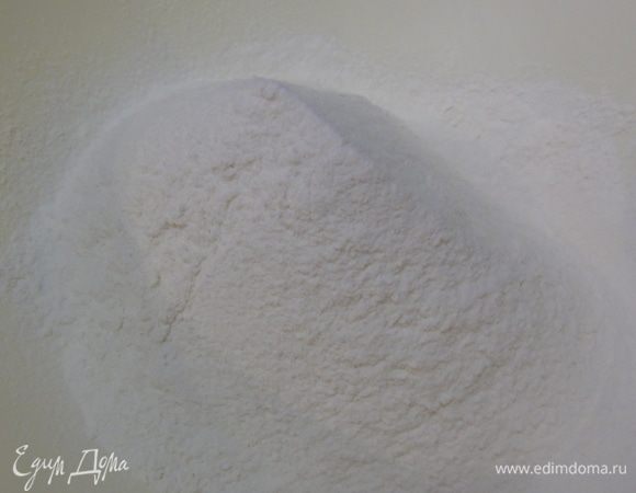 Муку просеять в миску.