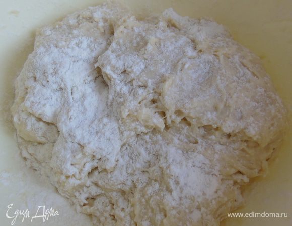 Вылить раствор в муку и замесить тесто. Вымешивать хорошо, не обращая внимания, что тесто немного жидковатое. Присыпать мукой и оставить на 1 час подходить.