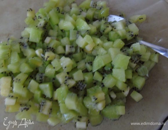 Киви очистить и нарезать кубиками. Добавить сахар и перемешать.