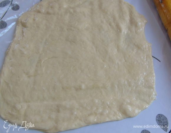 Поверхность где будем работать с тестом обильно смазываем растительным маслом. Качалку тоже смазать маслом и раскатать тесто.