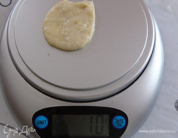 Рюмкой вырезать кружочек и взвешиваем его, должно быть 10 грамм.