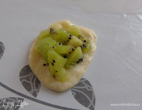 Выкладываем начинку на тесто.